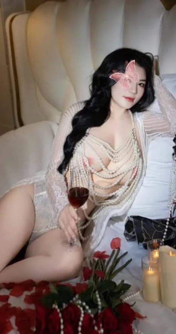 KHÁNH LINH - GÁI XINH HÀNG CHƯA SINH ĐẺ BƯỚM KHÍT VÚ TO NÓNG BỎNG HẤP DẪN